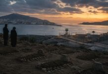 Ceuta : pourquoi Rabat refuse de rapatrier les corps des migrants marocains Au cimetière musulman de Sidi Embarek, à Ceuta, des tombes numérotées rappellent le sort de migrants morts en tentant de rejoindre l’enclave espagnole. Plusieurs familles marocaines cherchent encore à rapatrier les corps de leurs proches.