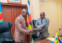 Coopération militaire : Kinshasa et Bangui resserrent les rangs sur la défense et le renseignement Guy Kabombo Muadiamvita et son homologue centrafricain Claude Rameaux Bireau, à Kinshasa, ce 21 août 2026