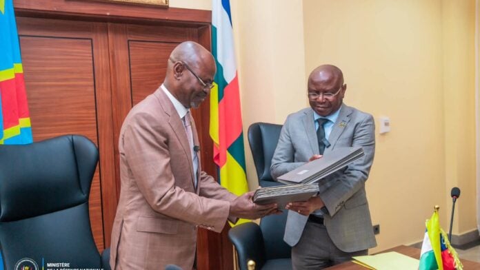Guy Kabombo Muadiamvita et son homologue centrafricain Claude Rameaux Bireau, à Kinshasa, ce 21 août 2026 Guy Kabombo Muadiamvita et son homologue centrafricain Claude Rameaux Bireau, à Kinshasa, ce 21 août 2026