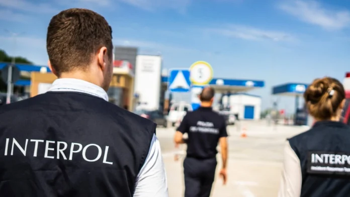Interpol Oman et Zimbabwe démantèlent un réseau de trafic d'êtres humains avec l'appui d'Interpol