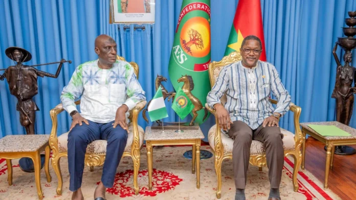 Karamoko Jean Marie Traoré et le Chargé d’Affaires de l’Ambassade du Nigéria à Ouagadougou Terrorisme au Sahel : l'AES dénonce une analyse "simpliste et surprenante" de Bola Tinubu