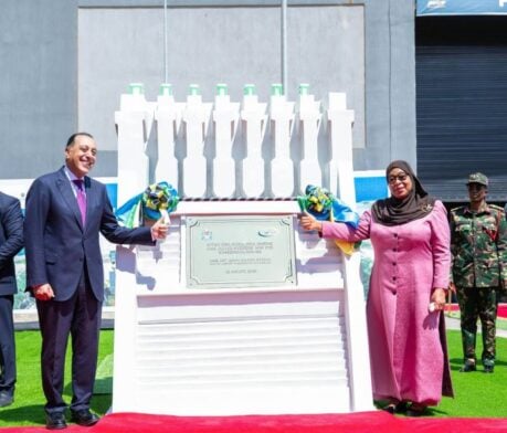 La Présidente tanzanienne et le Premier ministre égyptien, à l'inauguration du barrage