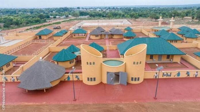 Le palais royal et l'arène de la Gaani à Nikki alors en construction