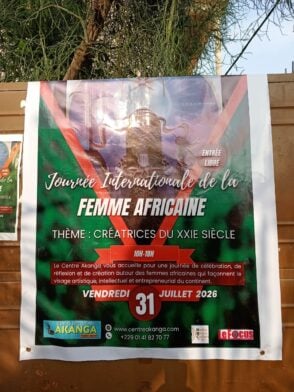 Une affiche de la Journée internationale de la femme africaine posée sur le portail du Centre Akanga