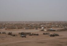 Sahara occidental : pourquoi le HCR a jugé « intenable » l’exil de Tindouf Camp de réfugiés sahraouis d’El-Aïoun, près de Tindouf — Jørn Sund-Henriksen / Wikimedia Commons, CC BY-SA 3.0