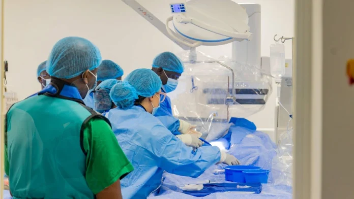 CHIC Bénin : le Centre Hospitalier International de Calavi réussit sa première coronarographie par voie fémorale