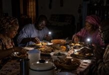 Délestages au Sénégal : nuits blanches et colère face aux coupures de courant Une famille sénégalaise dans le noir