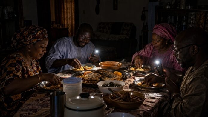 Une famille sénégalaise dans le noir