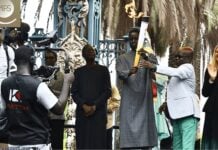 JOJ Dakar 2026 : la flamme olympique entame son tour du Sénégal Le Président du Sénégal, Bassirou Diomaye Faye et la Flamme olympique (C@APS)