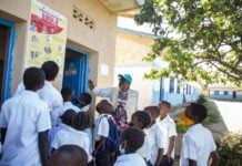 Ebola en Ituri : une rentrée sous tension, les élèves appelés en renfort Ebola Des élèves apprennent les gestes de prévention contre Ebola dans une école primaire de l’Ituri, le 16 mai 2026 @UNICEF/UNI993198/Ndomba