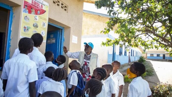 Ebola Des élèves apprennent les gestes de prévention contre Ebola dans une école primaire de l’Ituri, le 16 mai 2026 @UNICEF/UNI993198/Ndomba