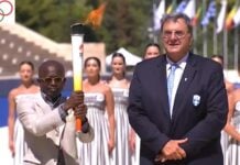 JOJ Dakar 2026 : la flamme olympique quitte Athènes pour le Sénégal, Omar Sy et Khaby Lame parmi les porteurs Remise de la flamme-olympique (C@ APS)