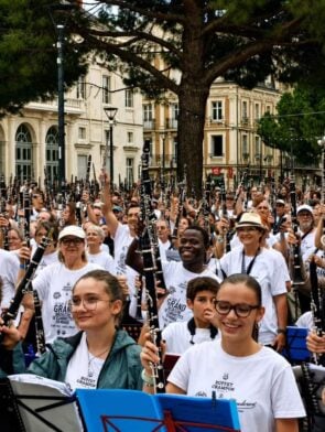 Landry Padonou au milieu du groupe de clarinettistes