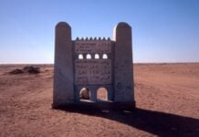 Peine de mort, prison dans le désert : Tebboune durcit la réponse sécuritaire de l’Algérie Un panneau à l’entrée de la piste du Tanezrouft, dans le sud de l’Algérie. Cette région désertique doit accueillir une prison de haute sécurité destinée aux principaux narcotrafiquants