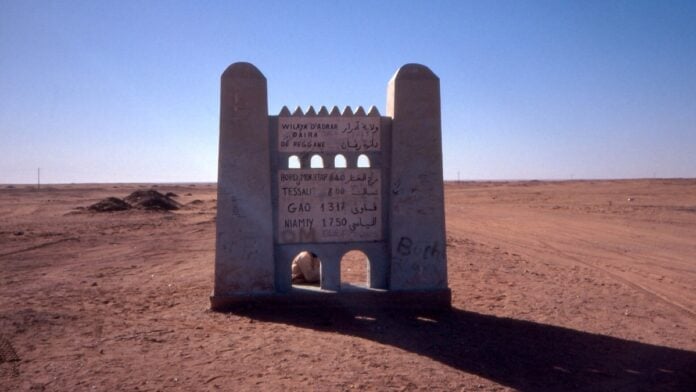 Tanezrouft @wikipedia, Albert Backer Un panneau à l’entrée de la piste du Tanezrouft, dans le sud de l’Algérie. Cette région désertique doit accueillir une prison de haute sécurité destinée aux principaux narcotrafiquants