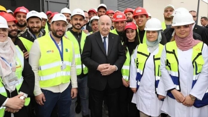 Le président Tebboune sur le site minier de Gara Djebilet avec les ouvriers