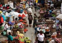 Afrique : pourquoi travailler ne suffit plus pour sortir de la pauvreté Commerçants sur un marché africain, illustration du travail informel et des faibles revenus en Afrique