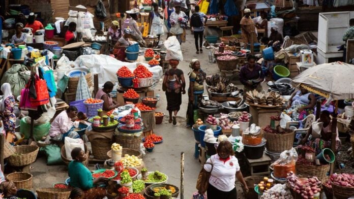Commerçants sur un marché africain, illustration du travail informel et des faibles revenus en Afrique