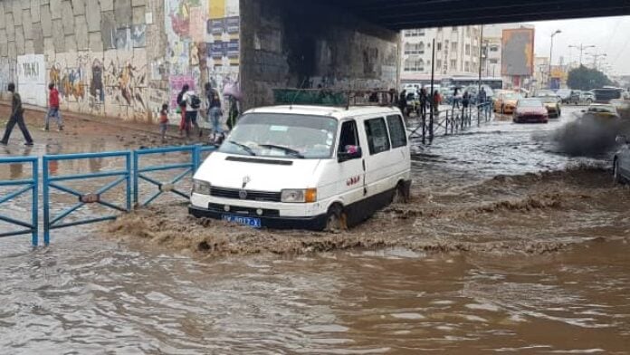 Inondations au Sénégal : plusieurs morts et Dakar paralysée après des pluies records ce 4 octobre Inondations à Dakar