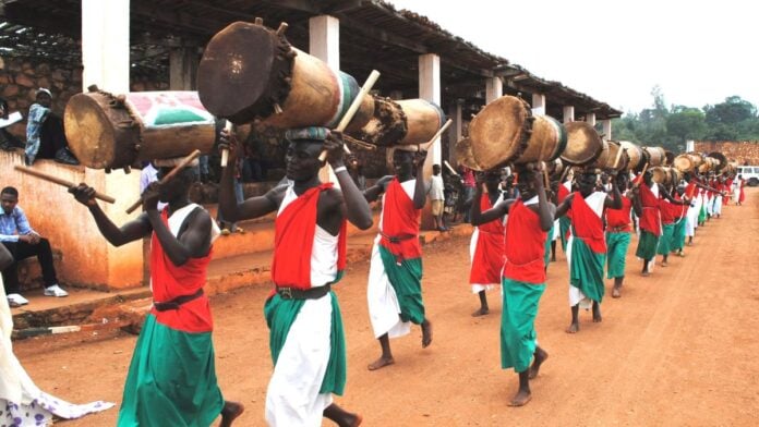 Tambours du Burundi : pourquoi les femmes ne peuvent-elles pas les battre ? Jean Marie Vianney RUGERINYANGE, Ministère de la Jeunesse, des Sports et de la Culture