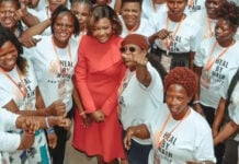Santé mentale au Togo : les femmes se confient davantage à leur coiffeuse qu’à leur médecin Marie-Alix de Putter, fondatrice et présidente de la Fondation Bluemind, avec les ambassadrices de Heal by Hair, Kara, 2026.