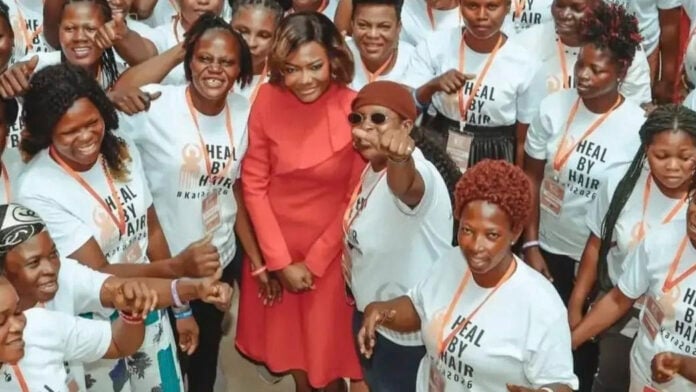 Marie-Alix de Putter, fondatrice et présidente de la Fondation Bluemind, avec les ambassadrices de Heal by Hair, Kara, 2026.