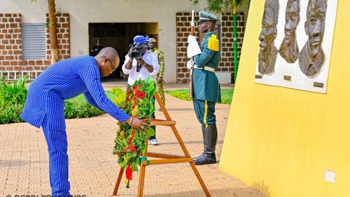 Rimtalba Jean Emmanuel Ouédraogo faisant un dépôt de gerbes Rimtalba Jean Emmanuel Ouédraogo faisant un dépôt de gerbes